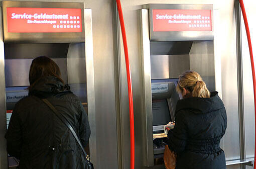 An mehreren Automaten der Stadtsparkasse wollen die Entführer Geld abheben. Um die Pin-Nummer zu bekommen, schlagen sie zu.