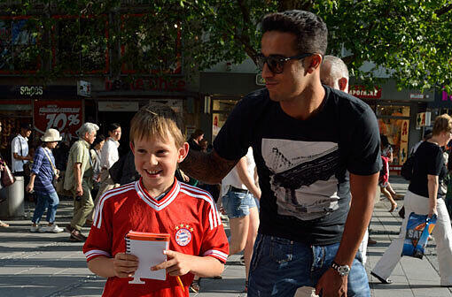 Thiago Alcantara bummelt mit Freundin Julia durch München. Die Bilder.