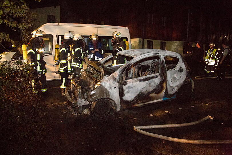 Aus bislang ungeklärter Ursache ging in Traunreut ein Kleinwagen in Flammen auf und brannte komplett aus.