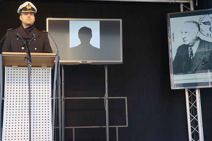 Fregatten-Kapitän Stephan Masepol liest die Biografie eines Rabbiners, der Adolf Hitler persönlich zur Rede stellen wollte, aus dem Land flüchtete und 1960 den bayerischen Verdienstorden bekam: &bdquo;Geschichten wie diese machen mir klar, dass unsere Demokratie sehr fragil ist.&ldquo;