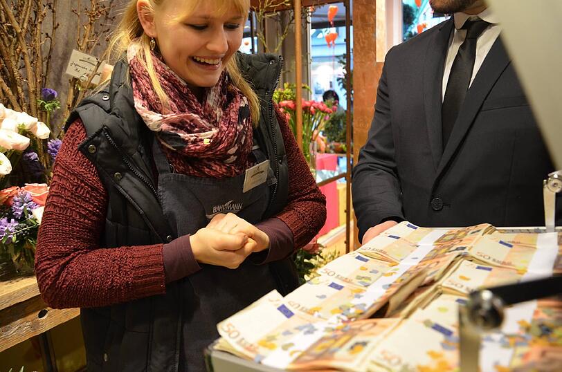 Carina machte am Mittwochfrüh alles richtig. Als das Telefon klingelte, meldete sich die junge Kraillingerin mit: "Ich höre 95.5 Charivari". Damit räumte sie 10.000 Euro ab. Die Bilder von der Geldübergabe!
