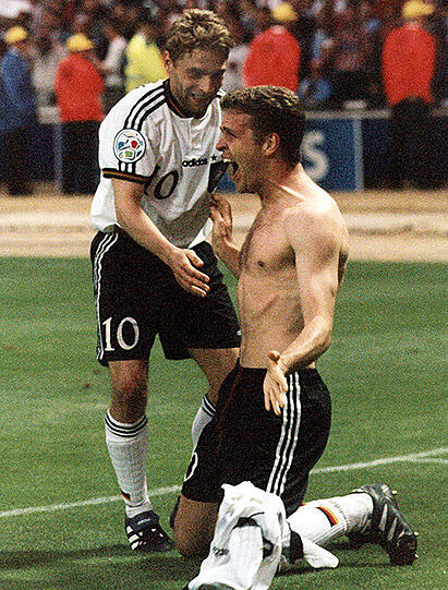 30. Juni 1996: Ersatzspieler Thomas Häßler umarmt den jubelnden und auf die Knie fallenden Oliver Bierhoff, nachdem der im EM-Endspiel gegen Tschechien im Londoner Wembleystadion in der Verlängerung das Golden Goal zum 2:1-Sieg erzielt hat.