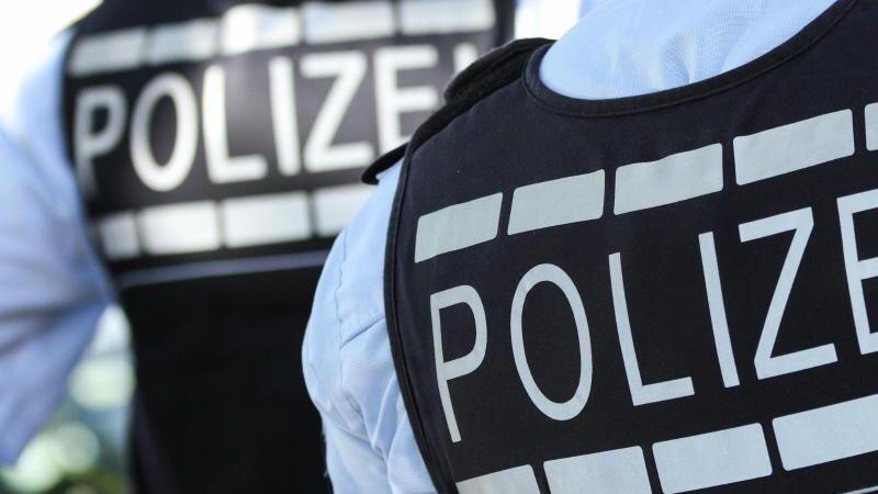 In Polizei-Westen gekleidete Polizisten. Foto: Silas Stein/Archiv
