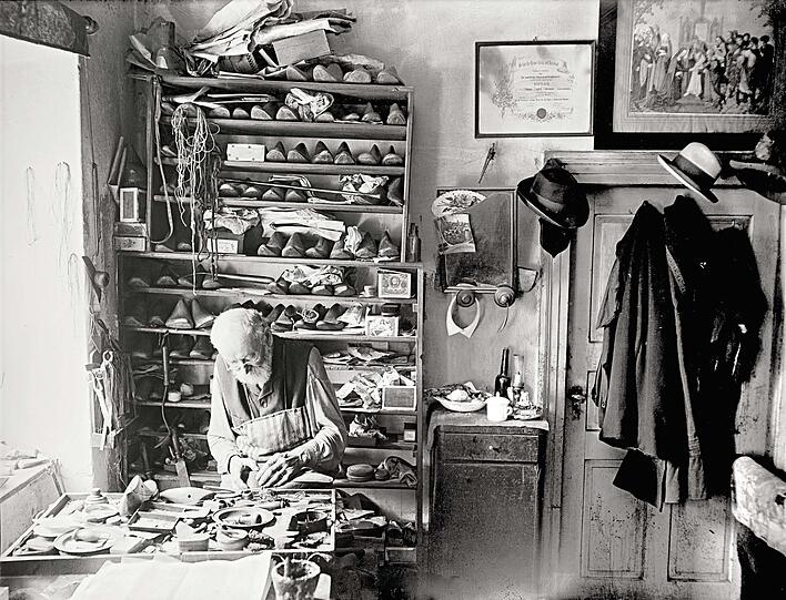 Bis zur Mitte des 20. Jahrhunderts gab es viele Handwerker. Hier: der Schuster Johann Fuhrmann 1917.