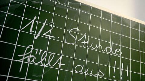 Unterrichtsausfall ist an vielen Schulen ein gro&szlig;es Thema. (Symbolbild)