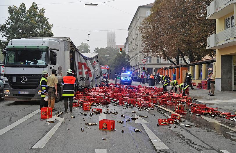 Mitten im Glockenbachviertel: Während der Fahrt bricht am Donnerstagmorgen die Seitenwand eines Lkws durch. Etliche Bierkisten und -flaschen landen auf der Straße - die Feuerwehr hat einiges zu tun.