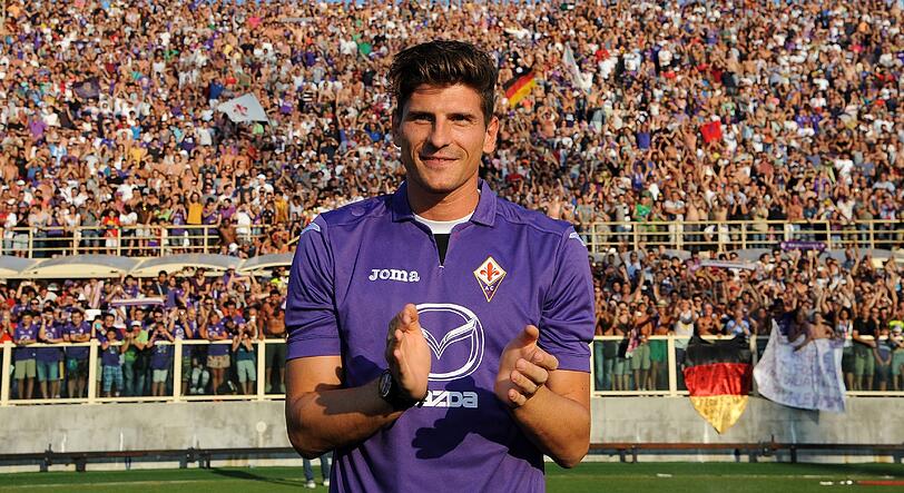 Mario-Mania in Florenz! Am Montag wurde Mario Gomez als neuer Angreifer des AC Florenz vorgestellt. Viele Tausend Fans der Violetten feierten die Ankunft des Stürmers im Stadion. Sehen Sie hier die Bilder!