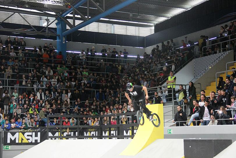Contest-Teilnehmer üben in der Olympia-Eissporthalle.