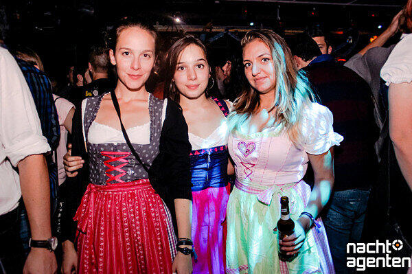 Wer seinen Wiesn-Schatz nicht auf der Theresienwiese gefunden hat, hatte im Gecko Club beim "WiesnSpatzl" nochmal die Chance. Mehr Bilder unter: http://www.nachtagenten.de/gallery/wiesn-spatzl.939503.html