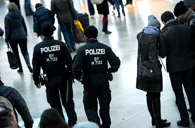Einsatzkräfte der Polizei patroullieren am Samstag auf dem Münchner Hauptbahnhof.