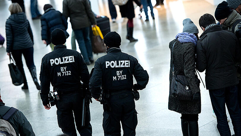 Einsatzkräfte der Polizei patroullieren am Samstag auf dem Münchner Hauptbahnhof. Einsatzkräfte der Polizei patroullieren am Samstag auf dem Münchner Hauptbahnhof.