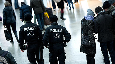 Einsatzkräfte der Polizei patroullieren am Samstag auf dem Münchner Hauptbahnhof.