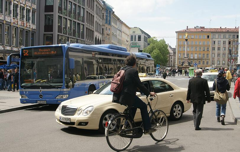 Radl, Busse und Taxis in der Dienerstraße - das soll wenn es nach vielen Münchnern geht, auch nach dem Ausbau des Hugendubel-Hauses so bleiben.