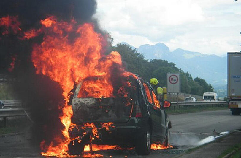 Der Mercedes-Geländewagen brannte komplett aus.