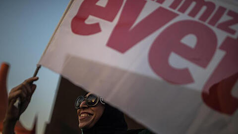 Eine Junge Frau hält in Istanbul eine Flagge mit dem türkischen Wort "evet" ("ja") in der Hand. Die Türken entscheiden über eine Verfassungsänderung zur Einführung eines Präsidialsystems, das Staatspräsident Erdogan mehr Macht verleihen würde.
