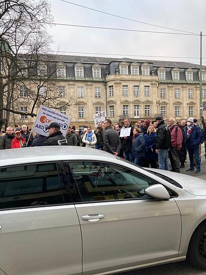 In der Spitze versammelten sich 400 Impfgegner vor dem österreichischen Konsulat.