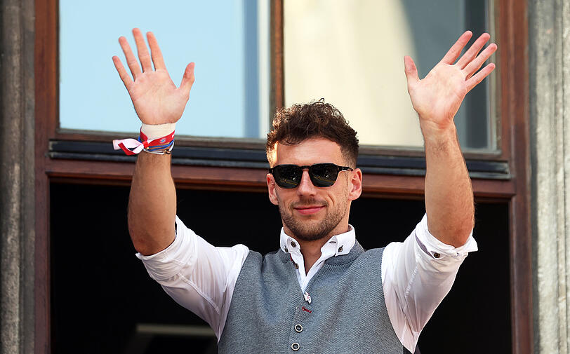 Bayerns Leon Goretzka jubelt auf dem Rathaus-Balkon. Die Männer des FC Bayern München sind zum elften Mal in Serie deutscher Fußball-Meister, die Fußballerinnen des FC Bayern haben sich ihren fünften deutschen Meistertitel gesichert.