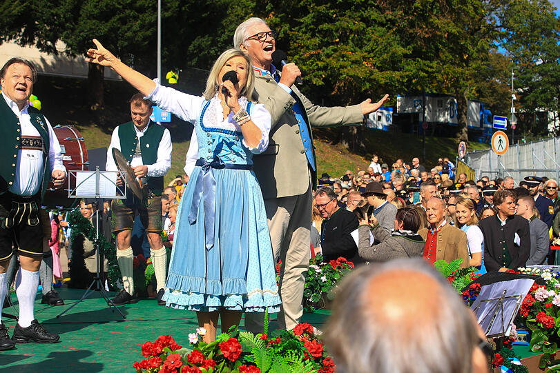 Marianne und Michael Hartl singen bei Sonnenschein auf dem Wiesn-Platzkonzert.