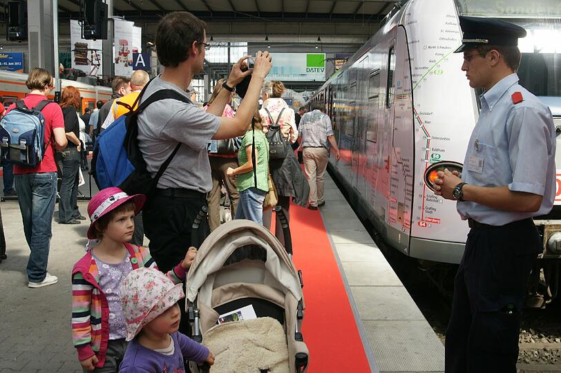 Trommeln auf dem Bahnsteig, 1000 Münchner Feiernde und die alte S-Bahn von 1972: Anlass für das Fest am Samstag war das S-Bahn-Jubiläum.