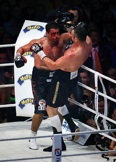 Er blutet und blutet: Charr gibt gegen Klitschko nicht auf.