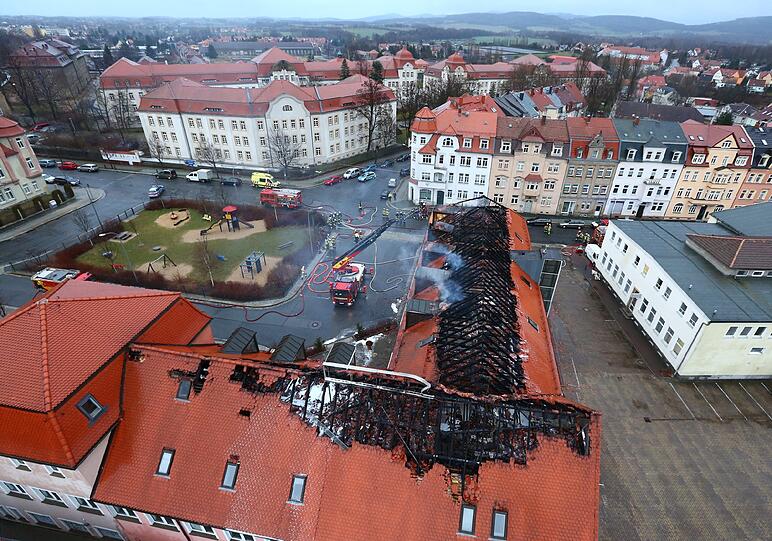 Unbewohnbar: der Blick auf den ausgebrannten Dachstuhl der geplanten Flüchtlingsunterkunft im sächsischen Bautzen.