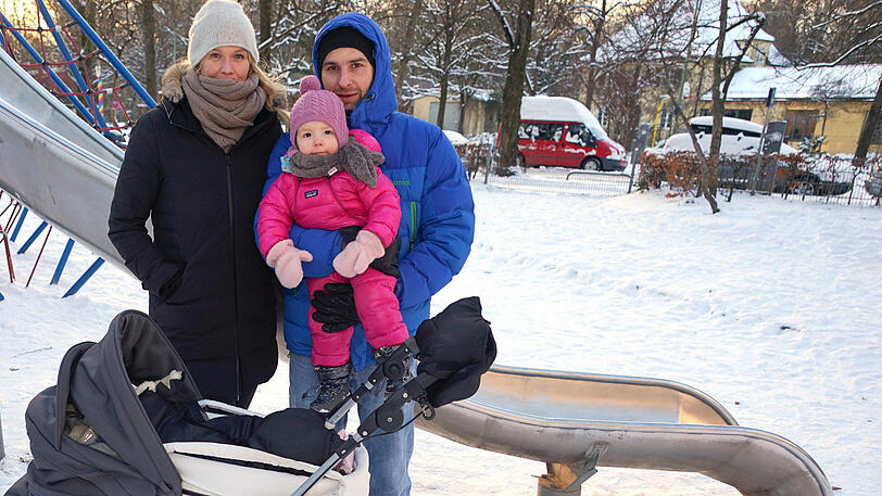 Das meinen die Zahnärztin Janine (35) und der Lehrer Florian (34), mit Marlia (eineinhalb) und Lena (6 Wochen): &bdquo;Am Spielplatz beim Glockenbach vermissen wir noch eine Babyschaukel &ndash; doch sonst ist alles gut. München ist kinderfreundlich. Unsere Kinder sind in der Klinik in der Maistraße zur Welt gekommen. Es bräuchte jedoch mehr Kita-Plätze. Das Angebot für Familien ist in München jedoch ganz schön vielfältig."