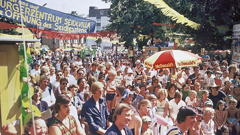 Rund 10.000 Münchner sind zu dem Fest in Altschwabing gekommen.