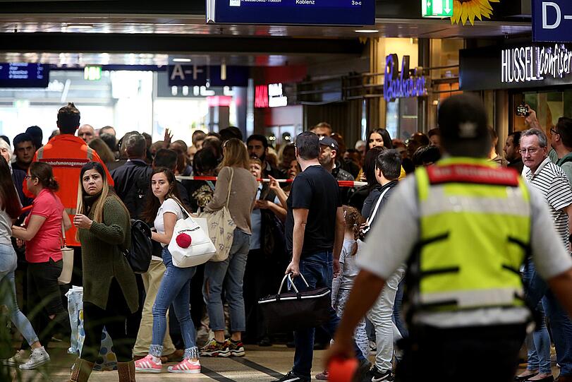 In einer Apotheke im Kölner Hauptbahnhof hat es eine Geiselnahme gegeben. Einsatzkräfte sind mit starken Kräften am Tatort.