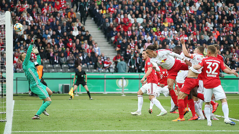 MANUEL NEUER, NOTE 1: Der Kapitän als "Eckpfeiler unserer Mannschaft" (Kovac). Daher begann der Nationaltorhüter obwohl er sein letztes Mitte April sein letztes Pflichtspiel bestritt. Neuer aus der Übung? Nein! Riesen-Reflex mit einer Hand gegen Poulsens Kopfball (11.), dann stark im Eins-gegen-Eins mit Forsberg (48.).