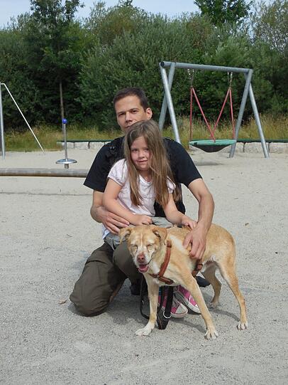 Pause auf dem Spielplatz: Christian Riegler mit Tochter Jana und Pinscher-Mix Lenny.