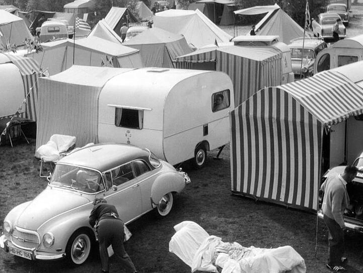 Ferien auf Rädern - Blick auf Camping-Platz (1961).