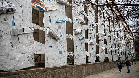 Passanten laufen am Haus der Kunst vorbei. Foto: Sina Schuldt/Archiv