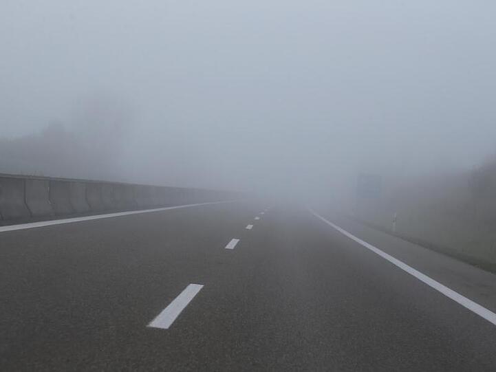 Morgennebel liegt über der Autobahn 96 bei Erkheim in Bayern.