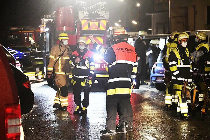 Der Kellerbrand in der Karwendelstraße hielt die Feuerwehr stundenlang in Atem. Bilder vom Einsatz am Samstagabend.