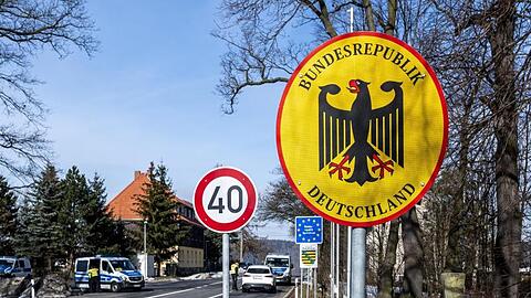 Polizei-Kontrolle an der deutsch-tschechischen Grenze.
