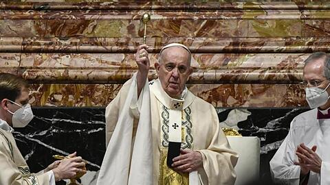 Auch im Petersdom wird in der Pandemie Maske getragen: Papst Franziskus bei der Messe zum Ostersonntag.