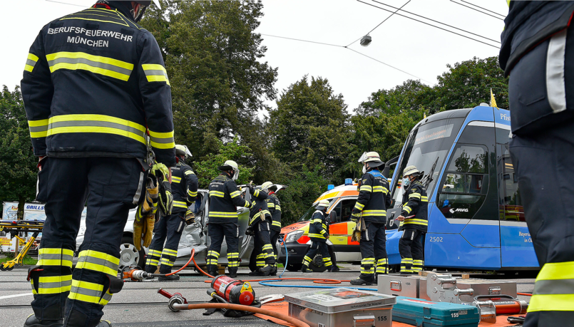 Die Feuerwehr musste den verletzten Mann aus seinem Auto befreien.