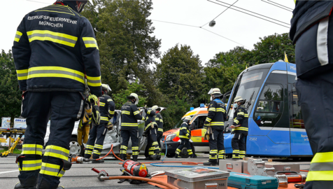 Die Feuerwehr musste den verletzten Mann aus seinem Auto befreien.