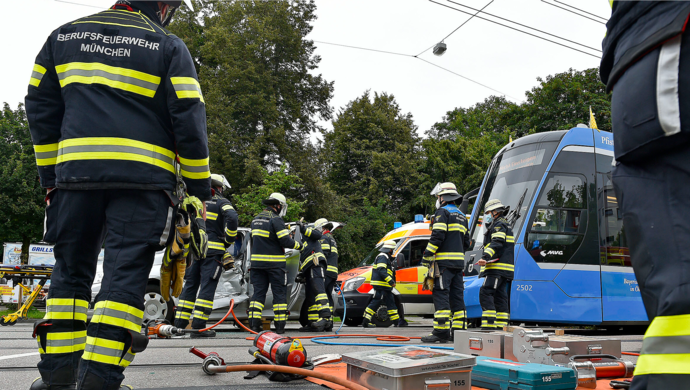 Die Feuerwehr musste den verletzten Mann aus seinem Auto befreien.