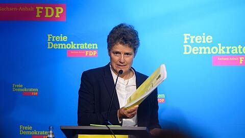 Lydia Hüskens, Vorsitzende der FDP Sachsen-Anhalt, spricht auf dem Landesparteitag in Magdeburg zu den Delegierten und zeigt den Koalitionsvertrag.