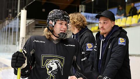 "Vielleicht doch lieber Fußball bei Sechzig?", scheint Joel Zwarts (r.) seinen Sturm-Kollegen Fynn Lakenmacher am Rande des Löwen-Ausflugs zum Eishockey in Bad Tölz zu fragen. Ein Verbleib des 23-Jährigen ist mittlerweile nicht mehr ausgeschlossen.