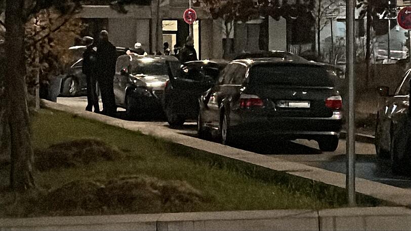 Bei einer Kontrolle fährt ein Mann mit seinem Fahrzeug auf die Polizisten zu – die Beamten geben einen Schuss ab.