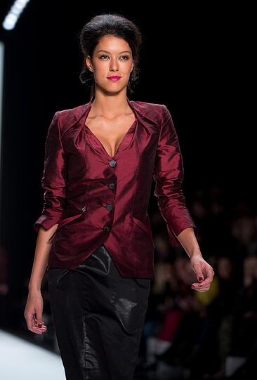 Heidis Mädel im Spotlight: Model Rebecca Mir läuft für Modeschöpferin Anja Gockel auf der Fashion Show in Berlin. Bei "Germany's Next Top Model" begann ihre Karriere.