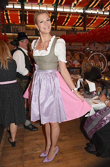 Mädchenhaft: Weltmeisterin Maria Höfl-Riesch kombiniert auf Nummer sicher (Taupe, Lila, Rosa).