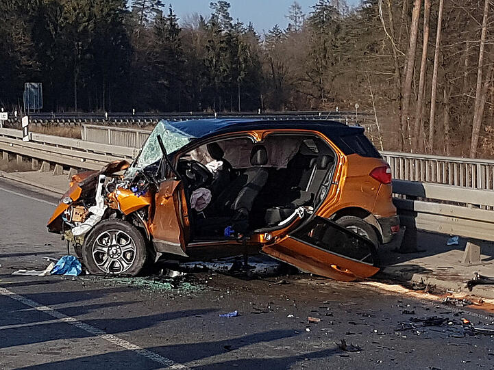 Auf einer Brücke bei Burghausen ist am Donnerstag eine Frau mit ihrem Ford frontal in einen Lkw geprallt - sie erlag noch an der Unfallstelle ihren Verletzungen.