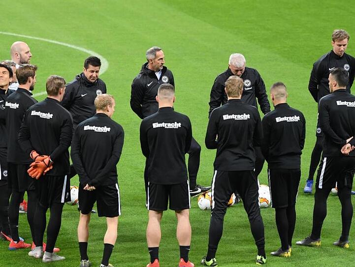 Frankfurts Chefcoach Adi Hütter hat seine Mannschaft im Guiseppe-Meazza-Stadion versammelt.