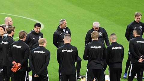 Frankfurts Chefcoach Adi Hütter hat seine Mannschaft im Guiseppe-Meazza-Stadion versammelt.