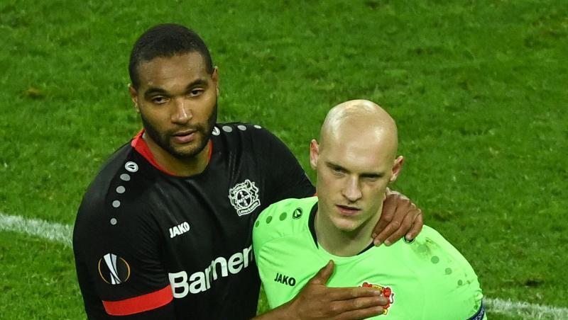 Leverkusens Jonathan Tah (l) und Niklas Lomb nach dem Aus gegen Bern.
