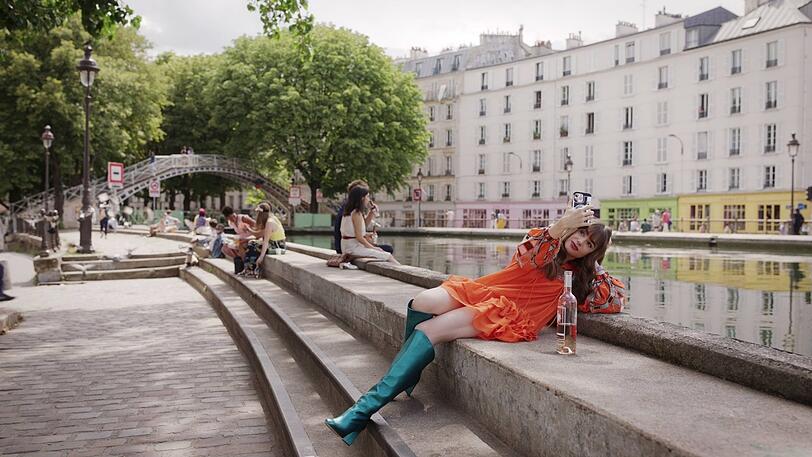 "Emily in Paris" mit Lily Collins ist erfolgreich auf Netflix - die Serie ist scheinbar auch Inspiration für so manchen Reisenden.