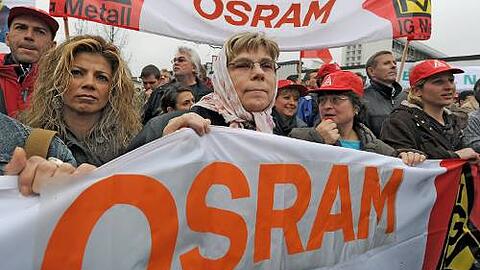 Mehr als 100 Mitarbeiter von Osram protestierten am Mittwoch in Augsburg gegen den geplanten Abbau von rund 500 Arbeitern.